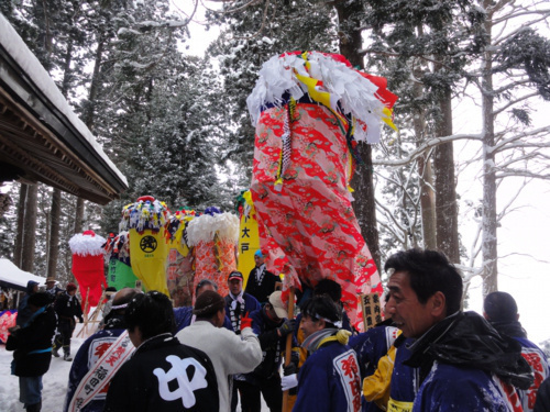 山の社殿前